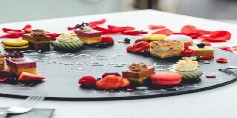 【Anniversary Plan】窓側席確約！豪華食材を使用した全5品＋乾杯酒＋記念日プレート＋名前入りお土産