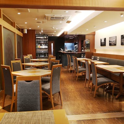 ホワイトと木調で統一された温もりを感じる店内