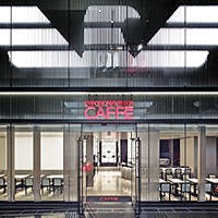 ミラノにあるエンポリオ アルマーニ カフェと同様、エレガントな雰囲気に