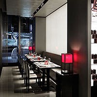 アルマーニ / カーザのランプをはじめ、店内の1つ1つがアルマーニの世界観を表現