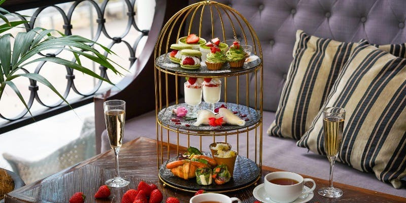 【苺のアフタヌーンティー】キュートな3段スタンド＋乾杯酒＆カフェフリー