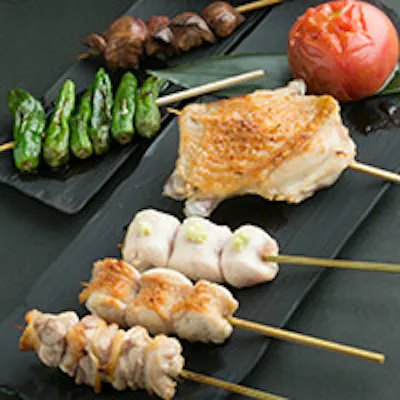比内地鶏を中心に、厳選素材を職人が備長炭でジューシー且つ豪快に焼き上げる