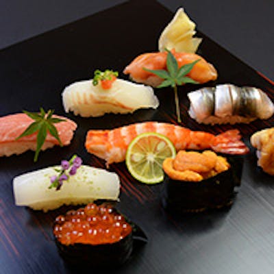 江戸前鮨をはじめとした和食の数々を、豊富なお酒と一緒にお愉しみ下さい