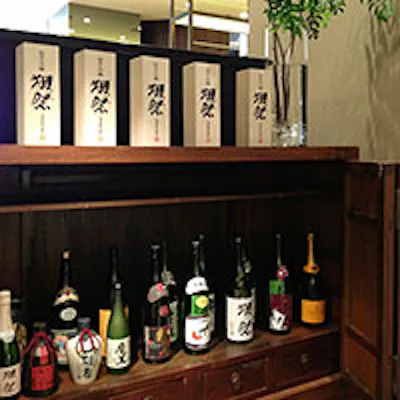 徳島の日本酒や焼酎をはじめ、人気の「獺祭」など食事を引き立てるお酒が揃う