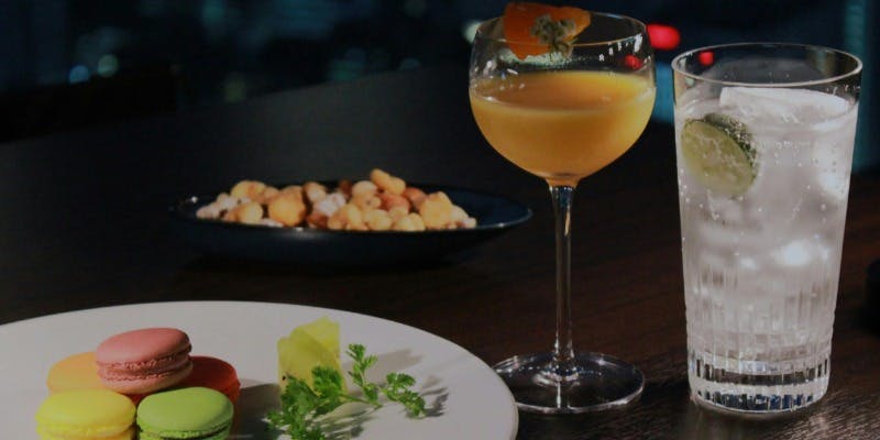 【オリジナルカクテルとマカロン5種と自家製トリュフ風味ナッツ付き】＋夜景デートプラン（窓側席確約）