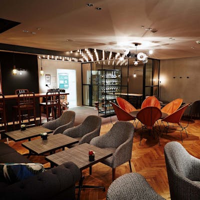 都会でありながら緑溢れる公園横のレストラン