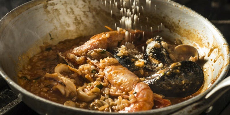 【前菜、肉・魚のWメイン、パスタ＆ピッツァ、ドルチェなど＜C＞コース】＋生ビール・泡含む2時間飲み放題