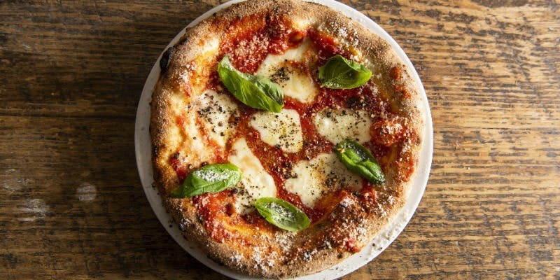 【前菜盛合わせ、パスタ＆ピッツァ、銘柄鶏メインなど＜A＞コース】＋生ビール・泡含む2時間飲み放題