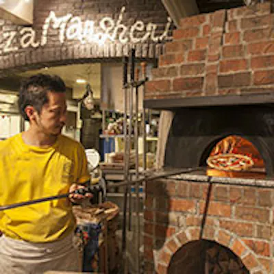生地から作る薪窯で焼きあげるナポリピッツァをお楽しみください