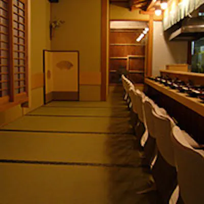 京都独特の鰻の寝床、奥行きのあるお店