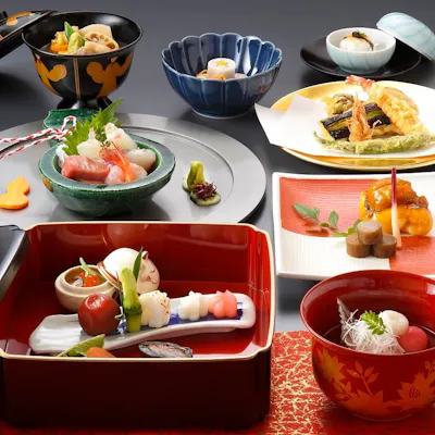 加賀料理の伝統を受け継ぎ、季節感と旬の味覚を大切にご提供しています