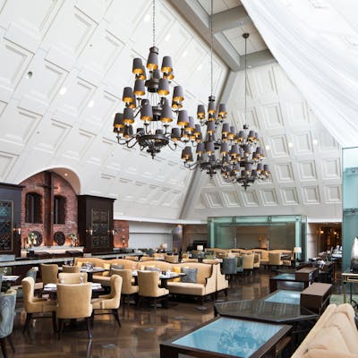 ホテルスタッフによる館内ガイドツアーも