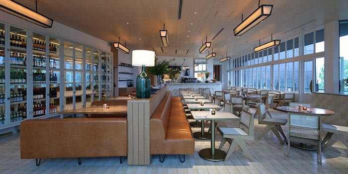 鏡張りのビルズ 表参道の内観