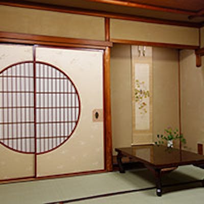 お茶屋が建ち並ぶ花街・先斗町の雰囲気に溶け込む赤い壁の店構え