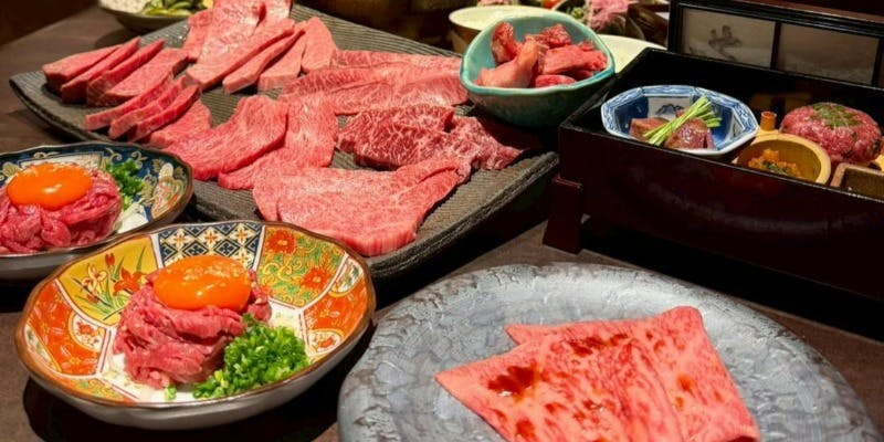 飲み放題90分つき【椿】コース（13,500円：税込）大人気の近江牛ユッケ、厳選和牛10種含む全20品を堪能