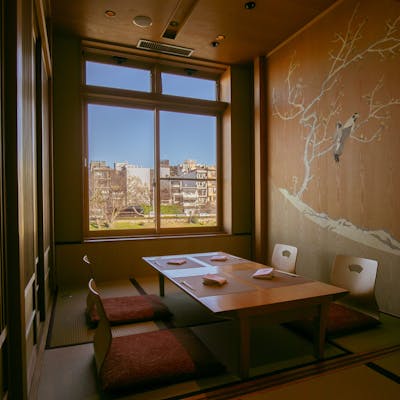 2階は全て個室、納涼床席も愉しめる京都の風情漂う店内