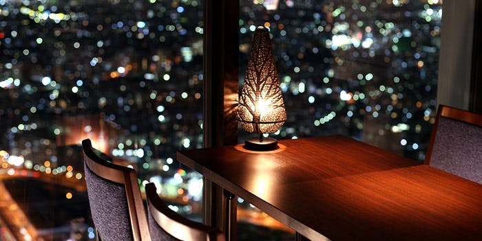 夜景が綺麗なレストラン10選 | デートや記念日におすすめ！【2024年