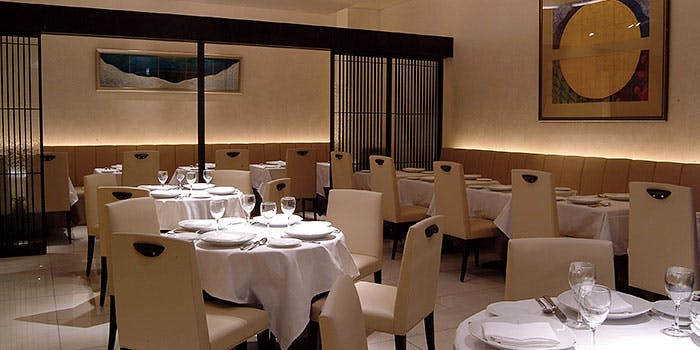 テーブル席が並べられたシターラ 青山店の店内の様子