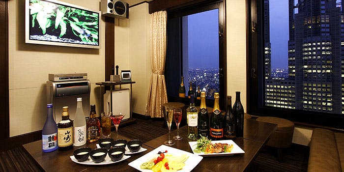 カラオケ47 京王プラザホテル 女子会 3時間飲み放題 47階からの夜景とプライベートルームで充実料理5品 ドリンクでカラオケパーティ ディナー プラン メニュー 一休 Comレストラン