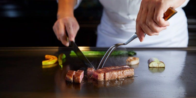 鉄板で仕上げるシェフズサラダや蝦夷鮑、黒毛和牛が楽しめるコース「冬華～とうか～」（12月～1月限定）