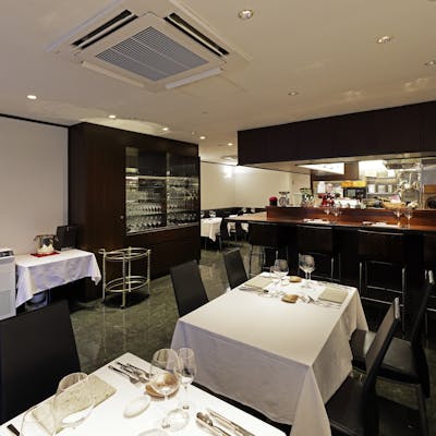 都内で随一の天然の地下水を利用した地下蔵熟成ワインをお楽しみいただけます