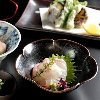 京都で珍重されるぐじ(赤甘鯛)の向付や若狭焼は、麦飯とろろ汁につぐもう一つの名物