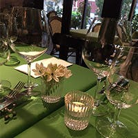 緑が優しいテラス席と、古木を多用したカジュアルで居心地の良い店内