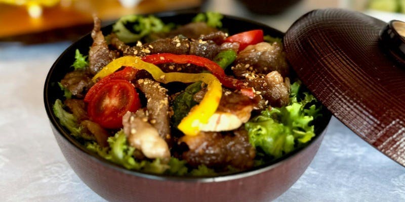 【神戸牛香味焼丼】神戸牛バラ肉約100gを香味ダレで炒めた丼ぶり