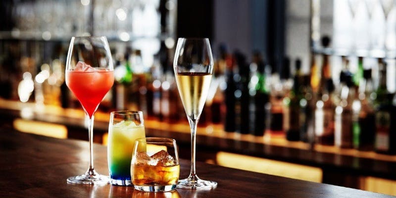 乾杯スパークリングワインと16種のドリンクフリーフロー（月～木、日曜日）