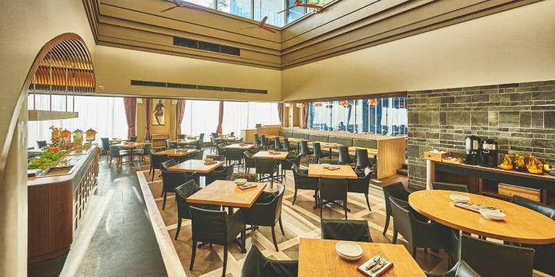 AWkitchen TOKYO 新丸ビル店の明るく開放的な店内席の様子