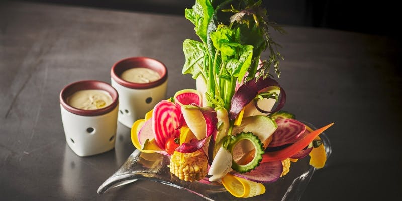 色鮮やかな旬野菜を盛り合わせた農園バーニャカウダとバーニャカウダソース