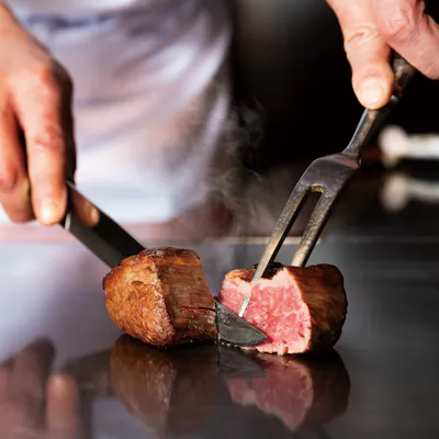 一流シェフが厳選した旬の食材を目の前で焼き上げます。至高の時間をお過ごし下さい