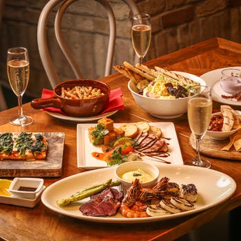 Dining&Bar LAVAROCK�^�R�[�g���[�h�E�o�C�E�}���I�b�g �����X�e�[�V����