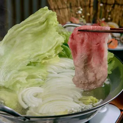 根強い人気の【レタスしゃぶしゃぶ】。目でも楽しめる日本料理も
