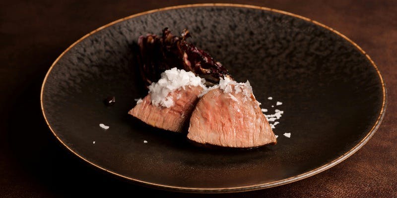 最上級A5ランクの山形牛をメインディッシュに、旬の食材を贅沢に使ったスペシャルランチコース