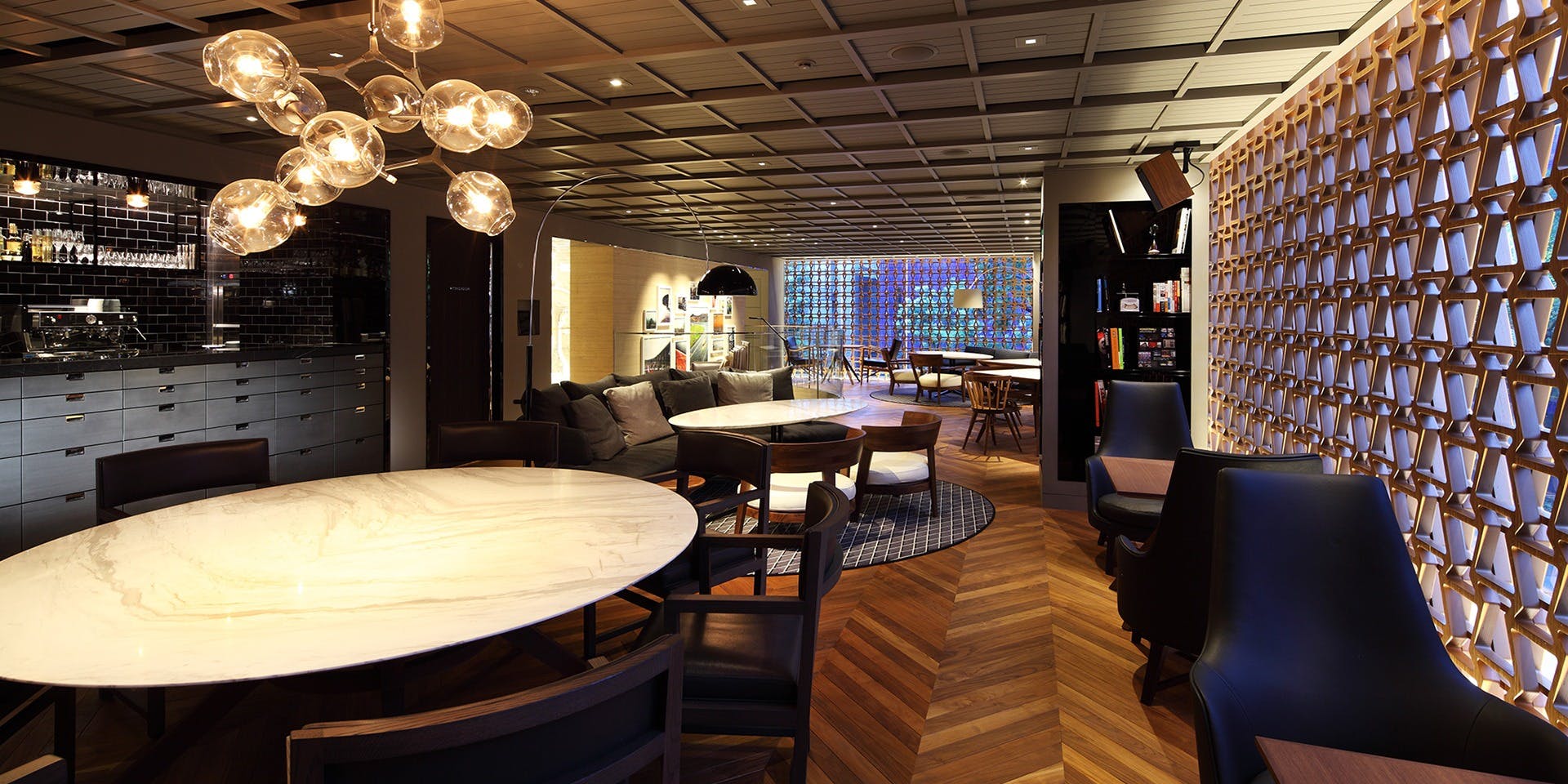 INTERSECT BY LEXUS 1枚目