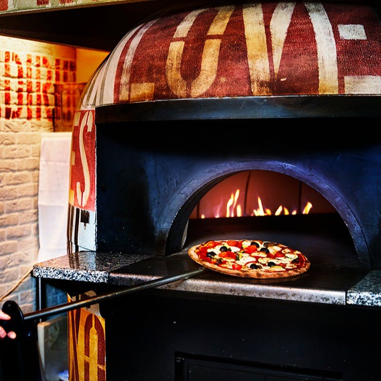 さいたま新都心駅から徒歩3分　けやきひろばにNYの空間を