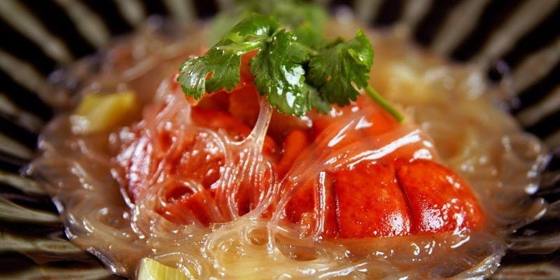 【 Mokuren 木蓮 】蝦夷鮑やオマール海老、黒毛和牛、ふかひれなど贅沢ランチ（窓側席／窓個室／フロア席）