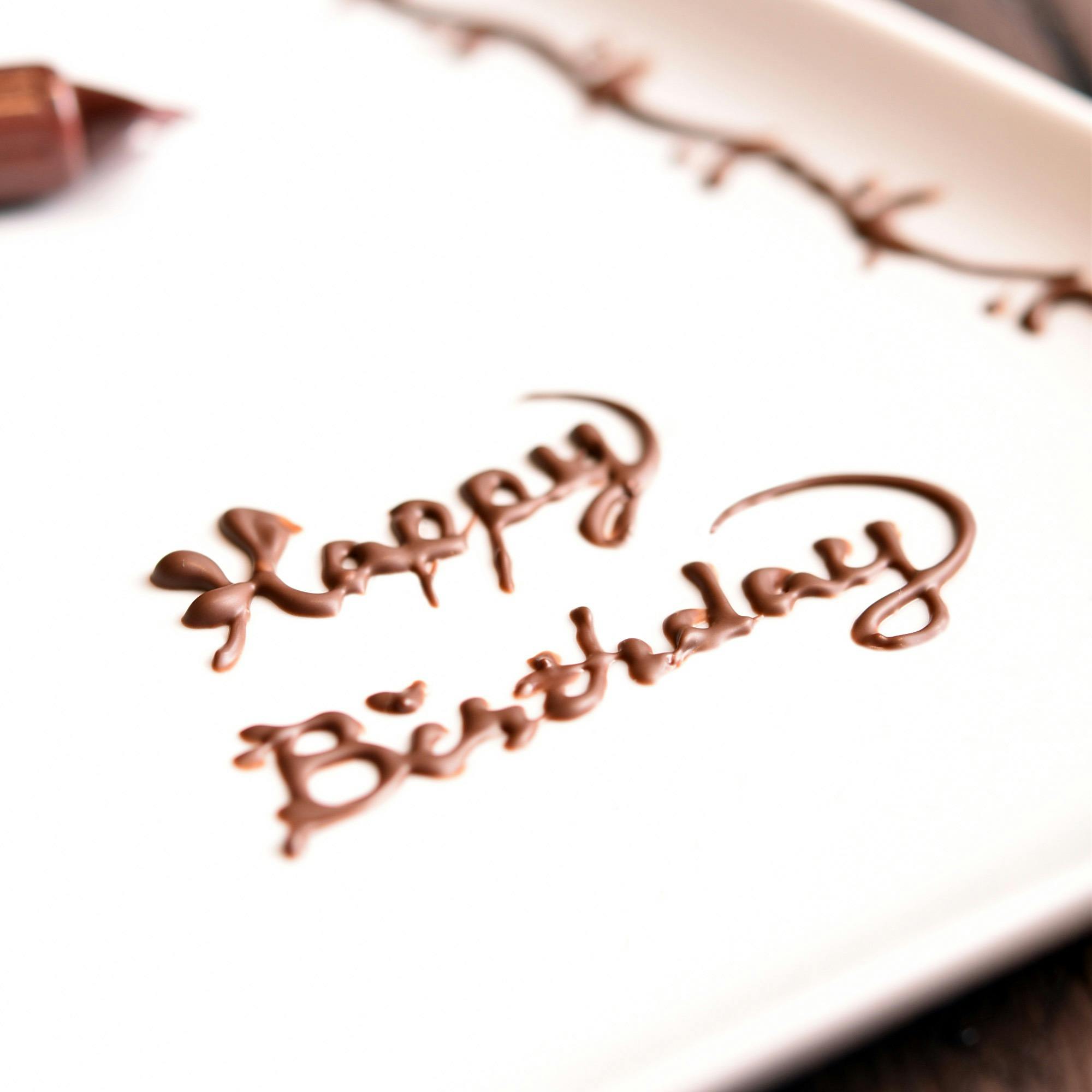 【誕生日・記念日】デザートのプレートにお祝いメッセージを添えられます。