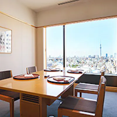 ホテル最上階からの眺めと四季折々の美味を味わう日本料理