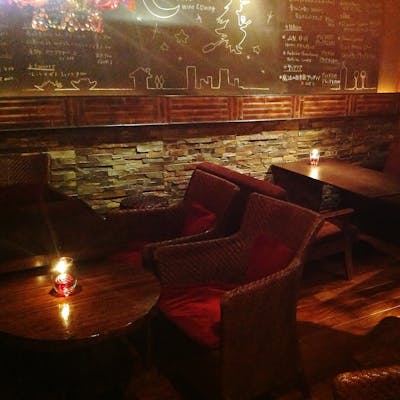 アンティーク調の隠れ家的空間で、絶品のジビエをご堪能ください