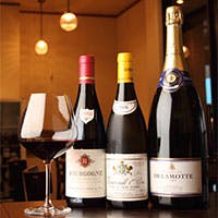 古材を使った丸テーブルや少しだけ高めのカジュアルなカウンターなど気軽な雰囲気