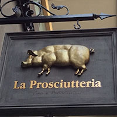 黄金の豚の看板が目印。神楽坂の喧騒を離れた路地裏レストラン