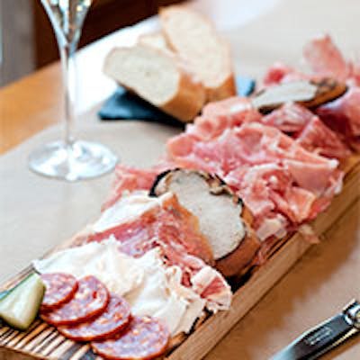 ワインに合うお料理も充実した品揃え