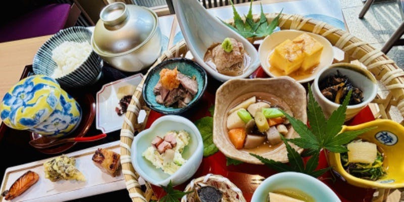 女子会にも最適！【花籠御膳】色彩豊かな9種の籠盛り前菜と長皿、茶碗蒸し