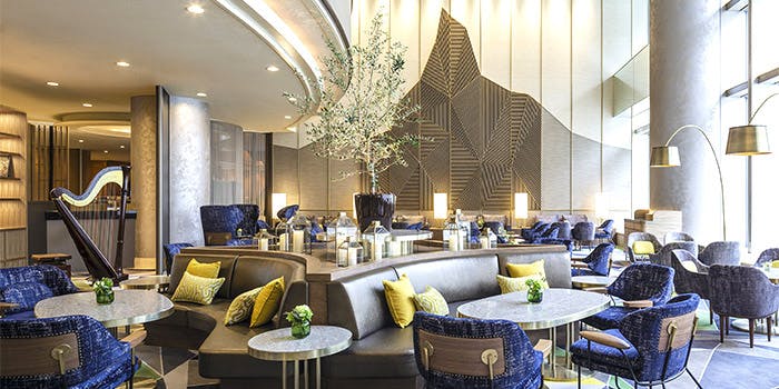 天井が高くソファー席が優雅な雰囲気の「ザ・ラウンジ スイスホテル南海大阪」