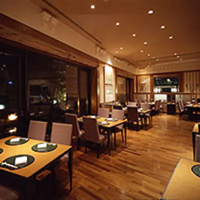昼は日本庭園を眺めながら、夜は風情あふれる篝火の演出でお食事を