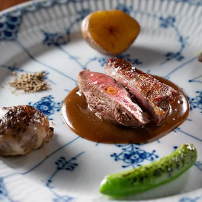 備長炭×稲藁で仕上げる自慢の肉料理
