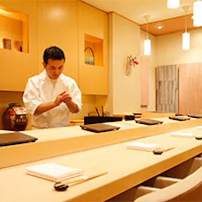 木を基調とした店内でこだわりの鮨をご賞味ください。