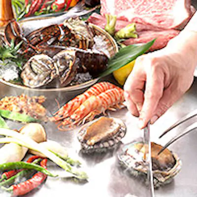 厳選された上質な牛肉・魚介・季節の野菜を、目の前で豪快且つ丁寧に焼き上げます